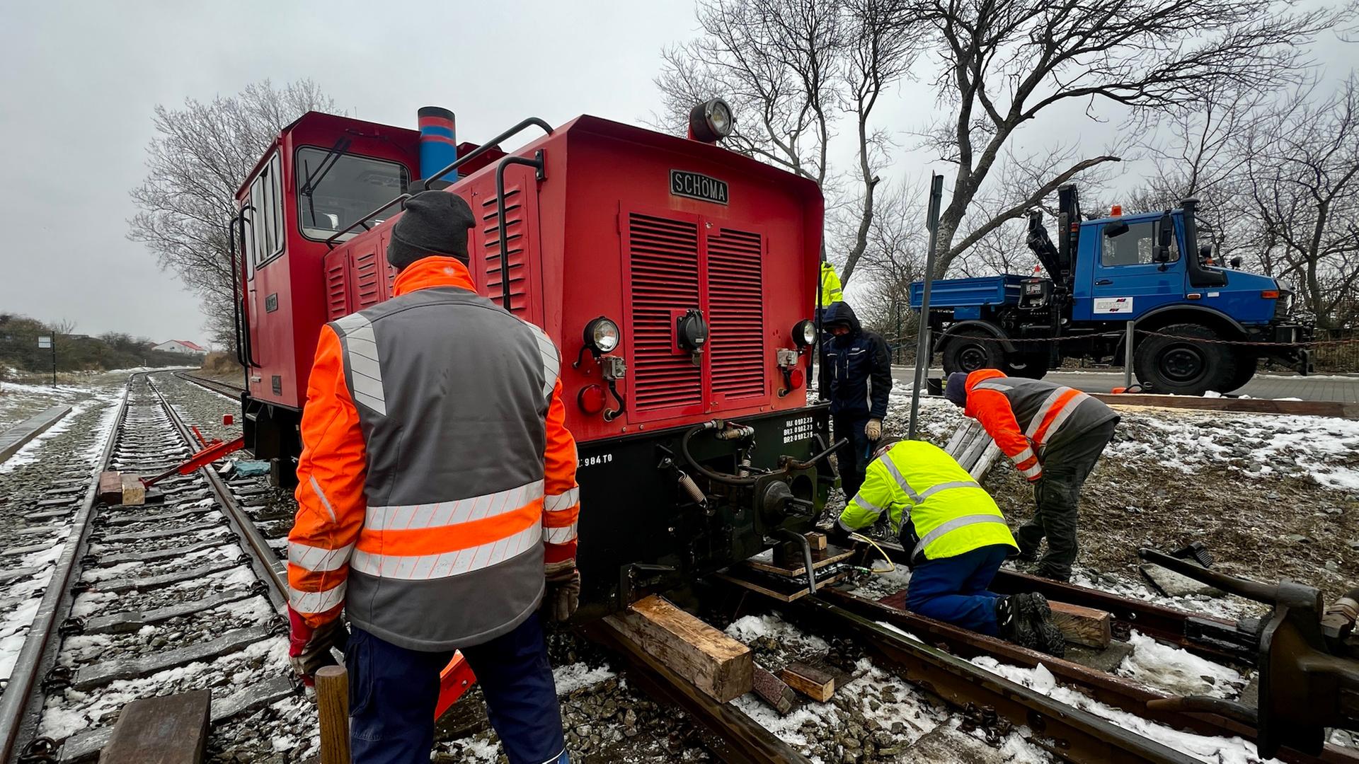 Die Lok der Kleinbahn auf Borkum ist entgleist. | Andreas Behr / Borkum-Aktuell