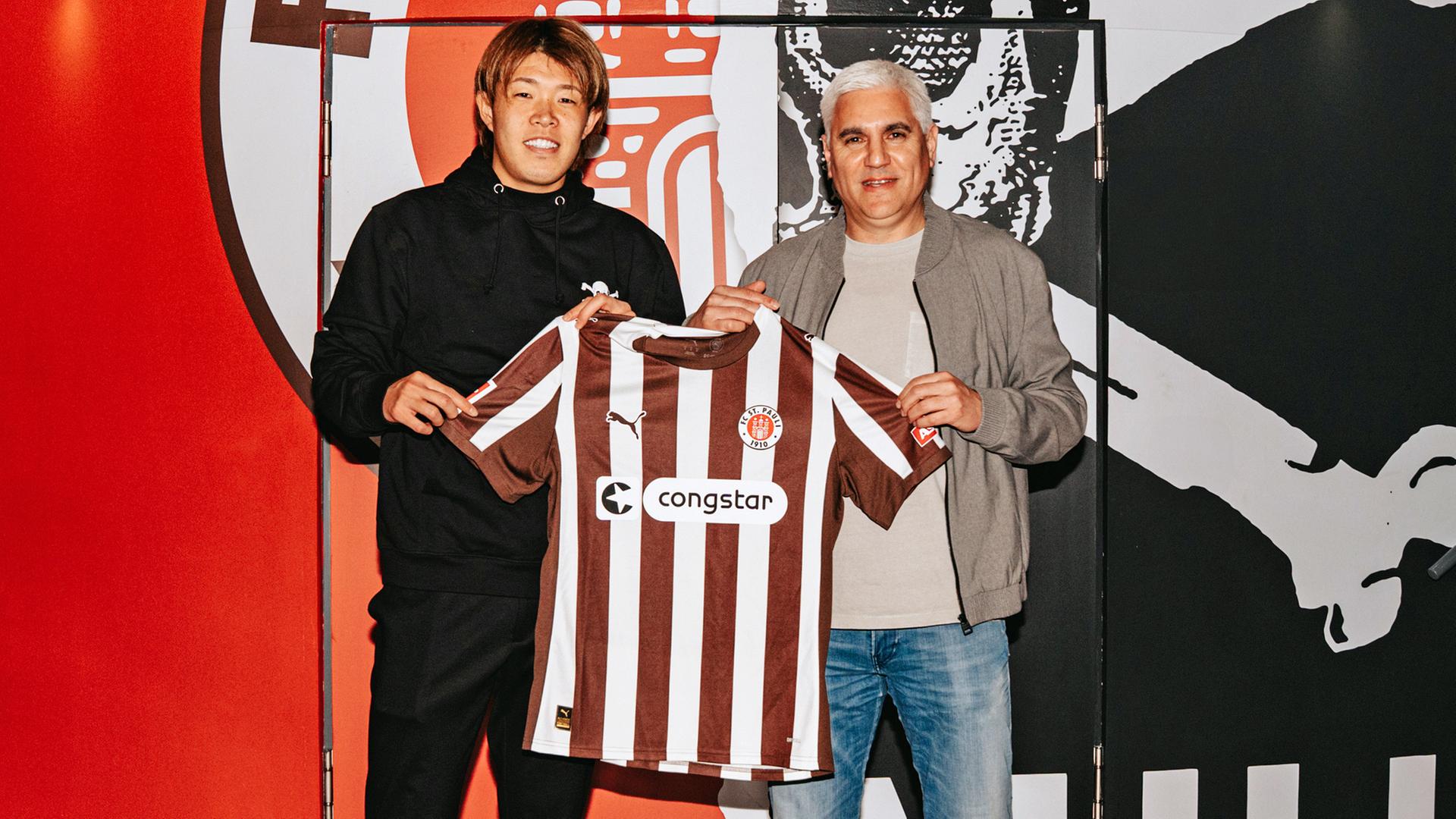 St. Paulis Neuzugang Tomoya Andō (l.) mit Sportchef Andreas Bornemann | FC St. Pauli