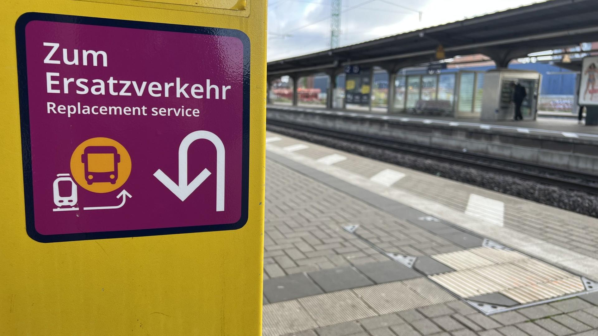 Am Bahnhof Lüneburg weisen Schilder den Weg zum Schienenersatzverkehr. | Marlene Leinkauf, NDR