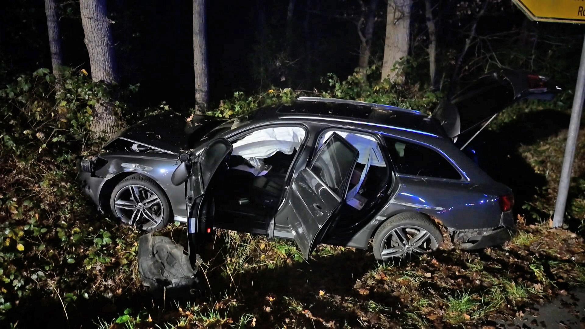 Ein Pkw steht nach einem Unfall an einem Baum. | NonstopNews