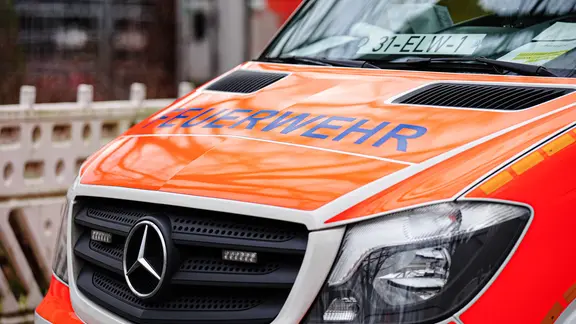 Ein Feuerwehrauto mit der Aufschrift "Feuerwehr".