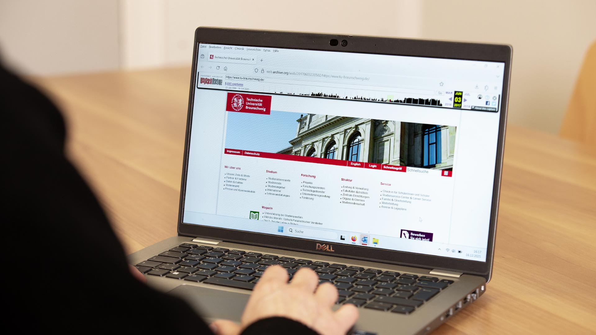 Ein Laptop mit der geöffneten Website der TU Braunschweig in einem Web-Archiv | Kristina Rottig/TU Braunschweig
