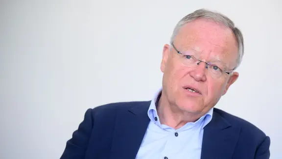 Stephan Weil (SPD), Ministerpräsident Niedersachsen, spricht während eines Interviews mit der dpa Deutsche Presse-Agentur in der niedersächsischen Staatskanzlei. Er trägt Brille, Anzugjacke und Hemd.