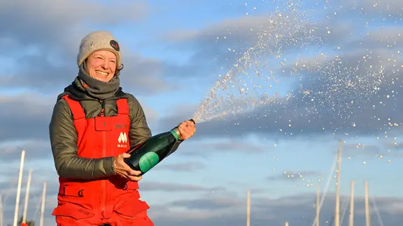 Seglerin Isabelle Joschke nach ihrer Zielankunft bei der Vendée Globe