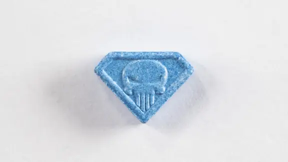 Aufnahmen einer Ecstasy Blue Punisher- Pille.