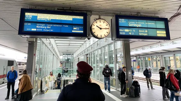 Störung Oberleitung: Am Hauptbahnhof Hannover kommt es zu Verzögerungen. | NDR, Julia Henke Störung Oberleitung: Am Hauptbahnhof Hannover kommt es zu Verzögerungen.