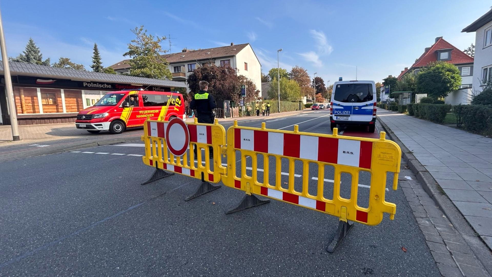 Polizei und Feuerwehr haben den Sicherheitsbereich mit Zäunen abgesperrt. | NDR, Torsten Ahles