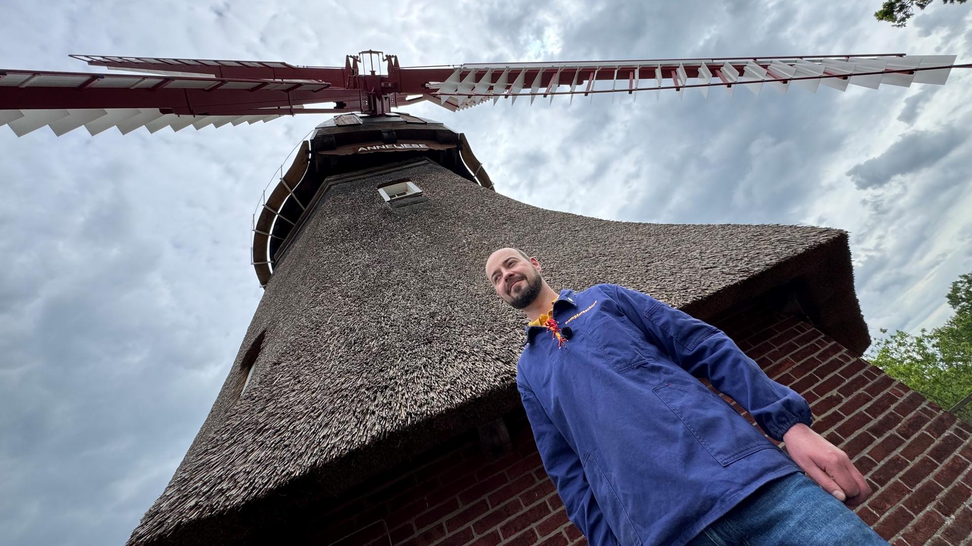 Ein Mann steht auf der Galerie einer Mühle in Brockel. | NDR, Anita Westrup