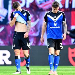 Die HSV-Spieler Luka Vuskovic (l.) und Nicolai Remberg sind enttäuscht.