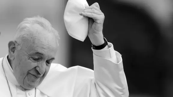 Papst Franziskus (†) hebt seinen Pileolus (Schwarz-weiss-Bild).