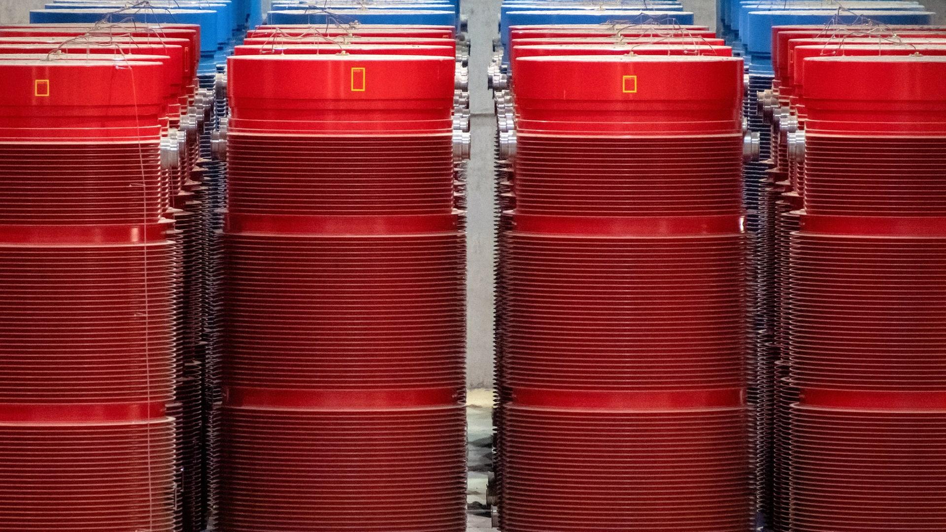 Behälter mit hochradioaktiven Abfällen stehen im atomaren Zwischenlager Gorleben | picture alliance/dpa | Sina Schuldt, Sina Schuldt