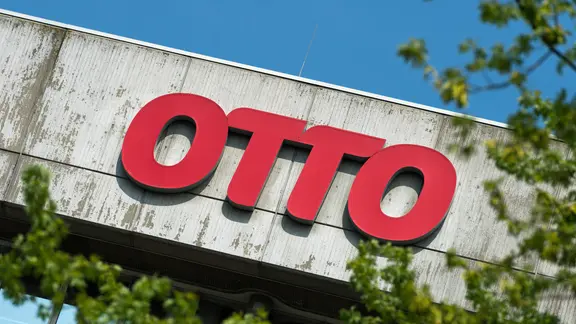 Das Otto-Logo am Verwaltungsgebäude der Hamburger Konzernzentrale der Otto Group. | picture alliance / dpa, Christophe Gateau Das Otto-Logo am Verwaltungsgebäude der Hamburger Konzernzentrale der Otto Group.