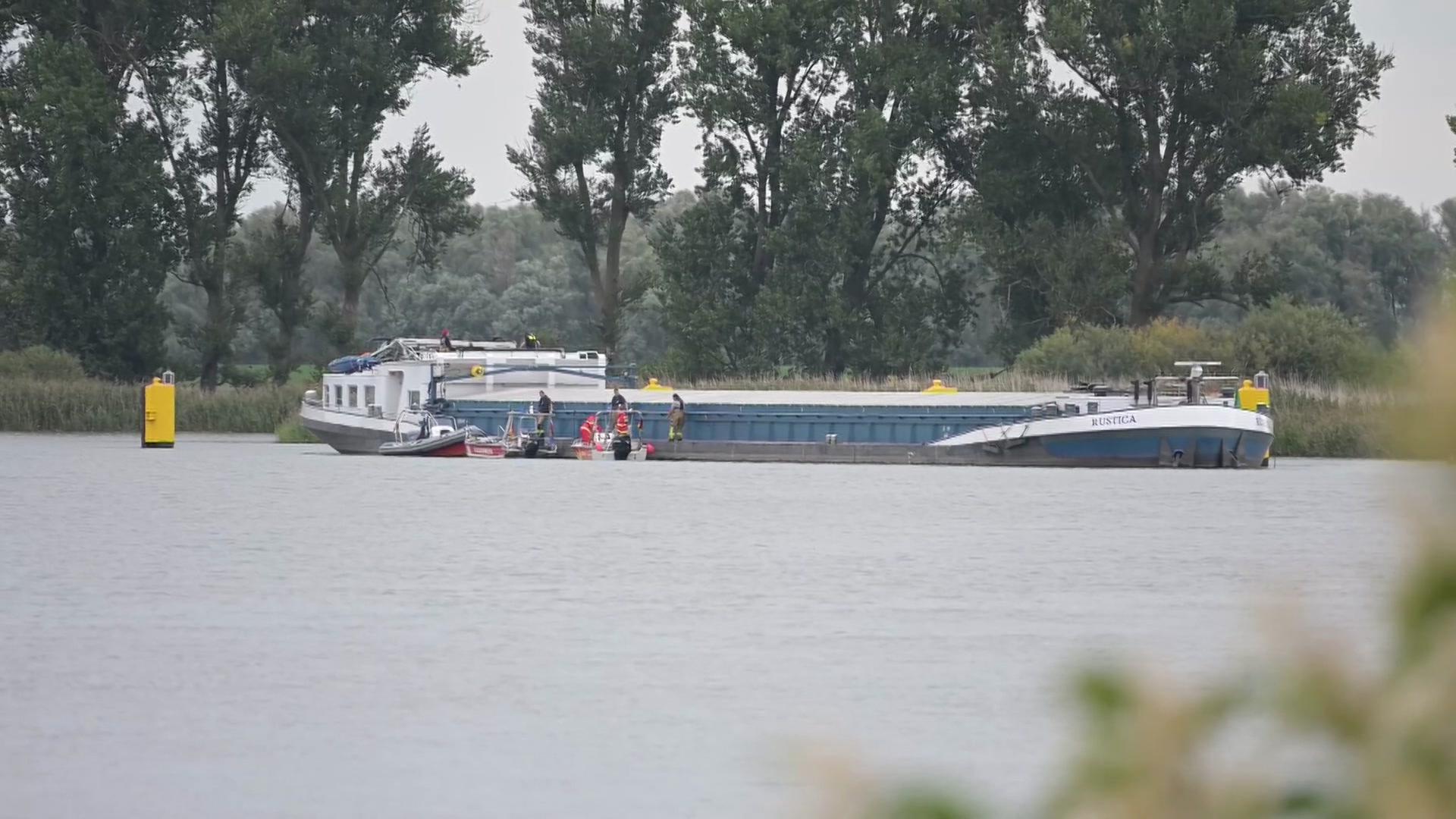 Ein Binnenschiff, nachdem es mit der Huntebrücke in Elsfleth kollidiert ist. | NonstopNews