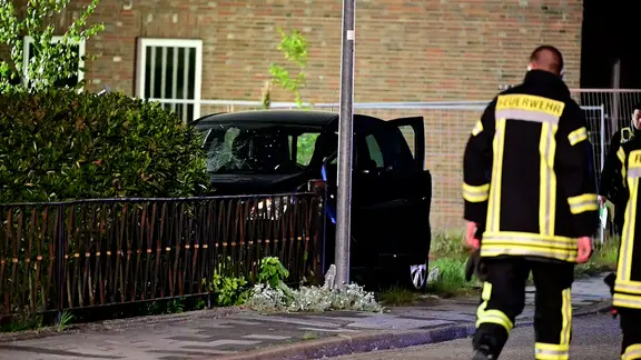 Einsatzkräfte stehen neben einem Pkw in Varel.