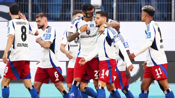 HSV-Spieler jubeln.