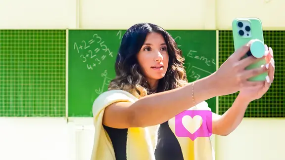 Die junge Lehrerin Ella Paravyan redet in ihr Smartphone rein. Hinter ihr befindet sich eine Schultafel. Um sie herum Sprechblasen mit Emoticons.