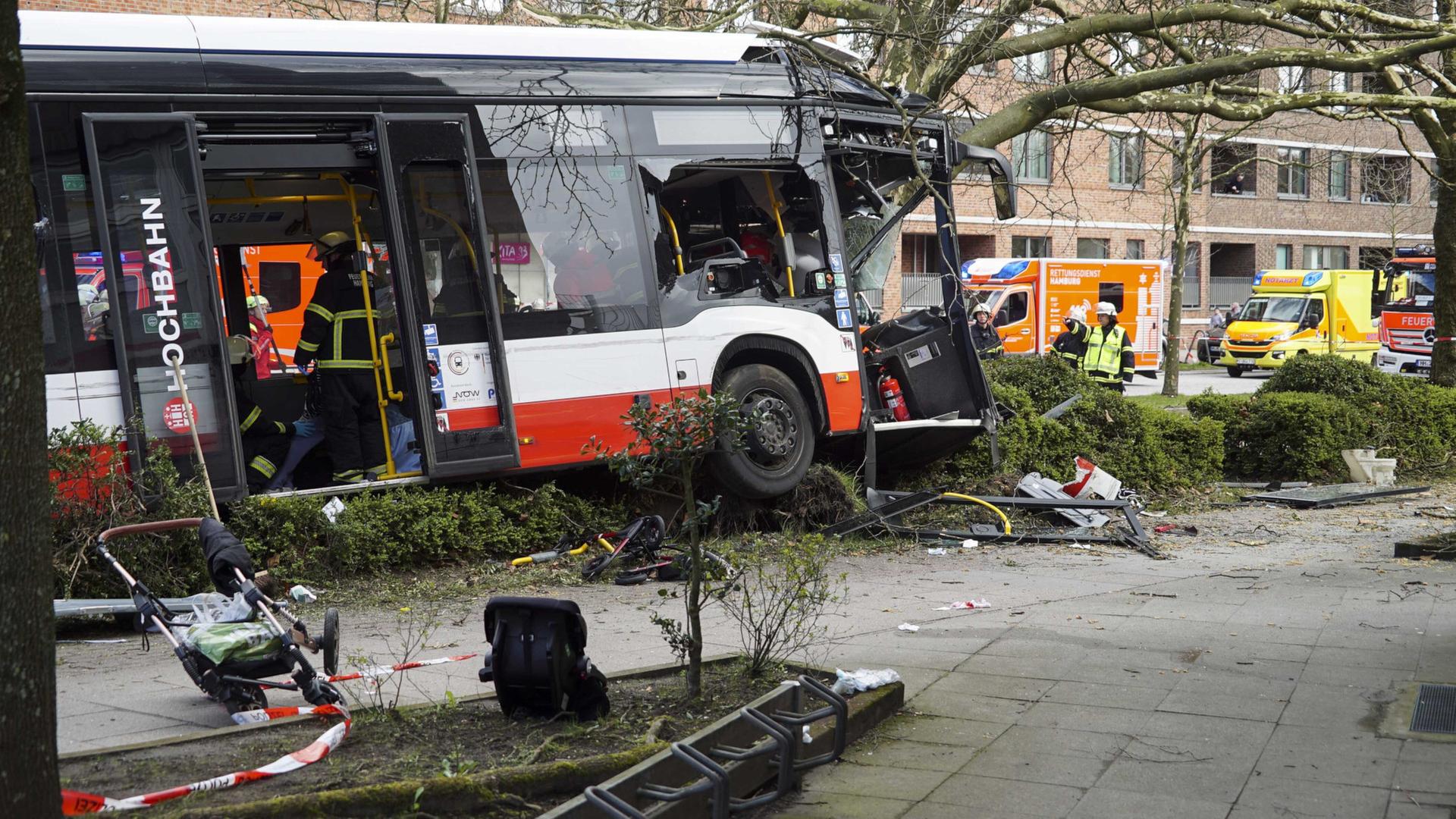 Nach Busunfall in Barmbek-Nord: Busfahrer außer Lebensgefahr
