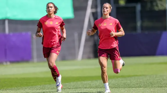 Die Fußball-Nationalspielerinnen Cora Zicai und Selina Cerci (v.l.) beim Training 