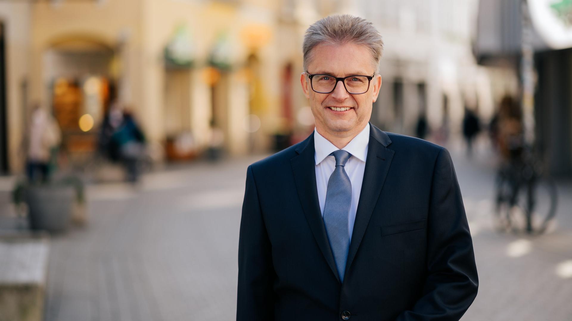 SPD-Landtagsabgeordneter Frank Henning - in Anzug mit Krawatte - lächelt in die Kamera. | picture alliance/dpa/SPD | Lukas Gruenke