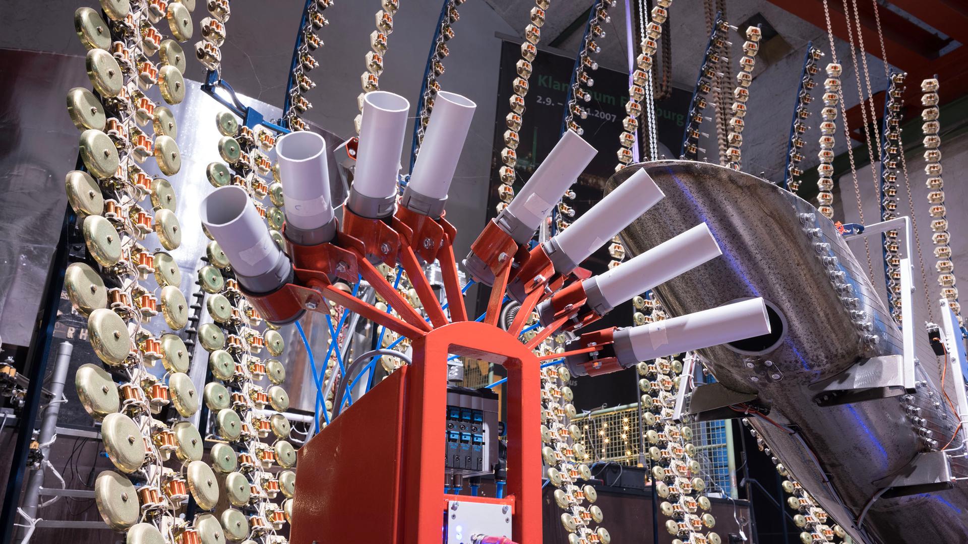 Wismar: Klangkunst aus Alltagsgegenständen in Georgen-Kirche