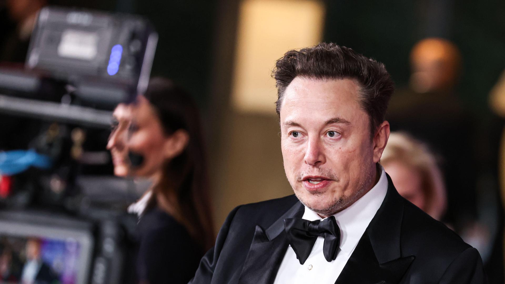 Elon Musk im Anzug. | picture alliance
