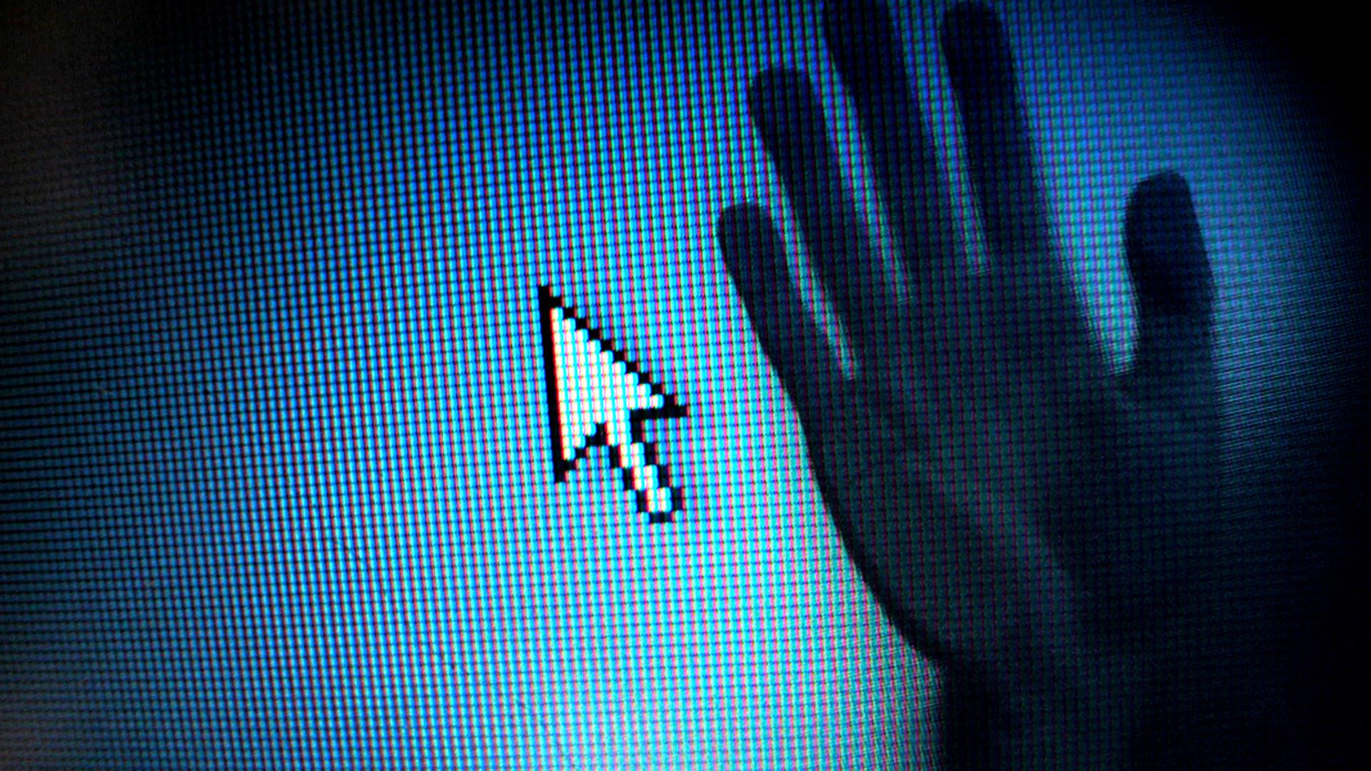 Der Schatten einer Hand liegt über einem Monitor mit Pfeil. | fotolia.com, photocase, deviantART , basilius