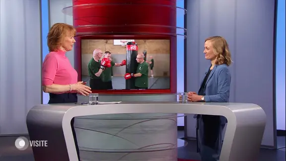 Moderatorin Vera Cordes im Studio im Gespräch mit Dr. Eva Schäffer, Expertin beim Thema Parkinson.