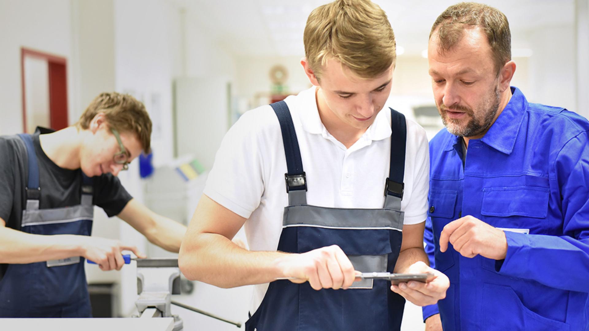 Jugendliche in der handwerklichen Berufsausbildung. | Fotolia.com, industrieblick