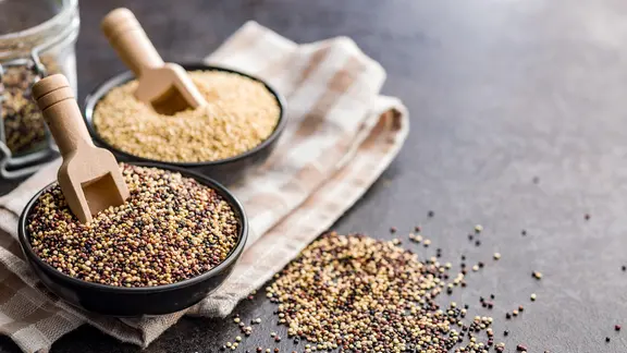 Verschiedene Quinoa-Körner in schwarzen Schälchen auf einem schwarzen Tisch. | picture alliance / Zoonar | Jiri HERA Verschiedene Quinoa-Körner in schwarzen Schälchen auf einem schwarzen Tisch.