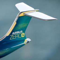 Blick auf das Heck eines Modells eines wasserstoffbetriebenen Flugzeugs von Airbus.