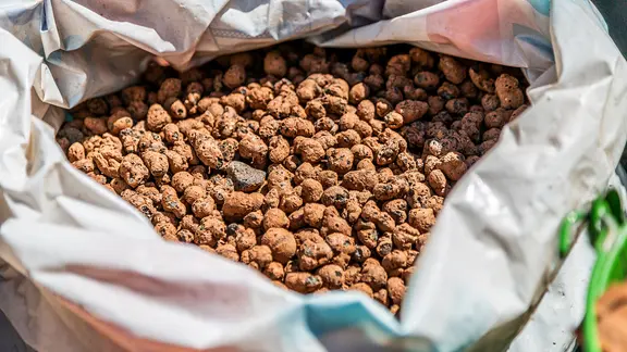 Blähton oder Tonscherben eignen sich gut als Drainage im Pflanzfgefäß. | NDR, Udo Tanske Blähton in einem Plastiksack.