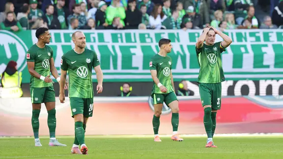Enttäuschte Wolfsburger Spieler | picture alliance/dpa | Swen Pförtner Enttäuschte Wolfsburger Spieler