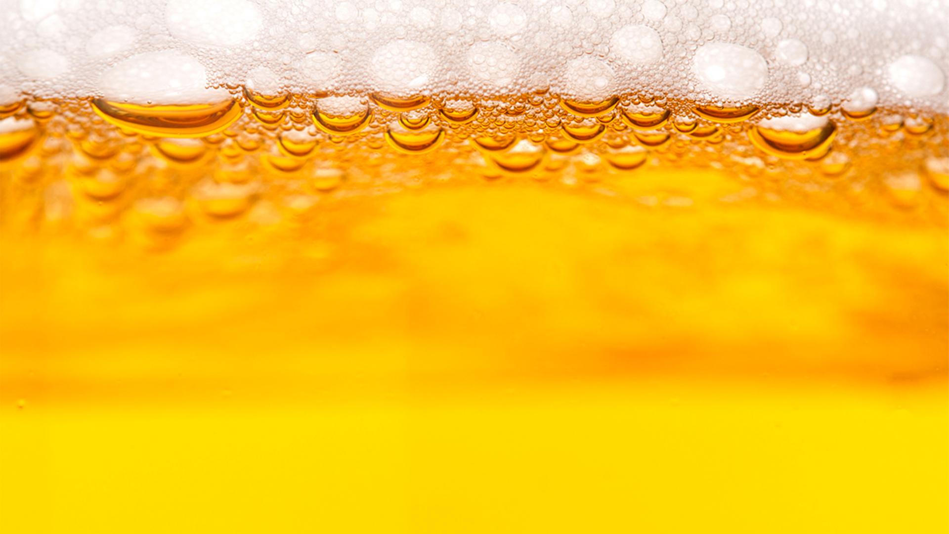 Supernahe Aufnahme von Bier: gelbe Fläche. Luftbläschen und Schaumschicht. | Fotolia, Iryna Denysova