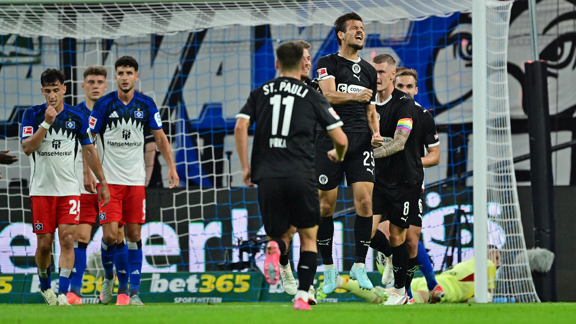 St. Pauli gewinnt hitziges Hamburger Derby beim HSV