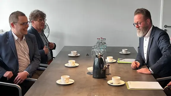 März 2025: Wirtschaftsminister Madsen startet Gespräche mit den Umweltverbänden. | NDR, Constantin Gill Schleswig-Holsteins Wirtschaftsminister Claus Ruhe Madsen trifft sich mit Vertretern der Umweltverbände.