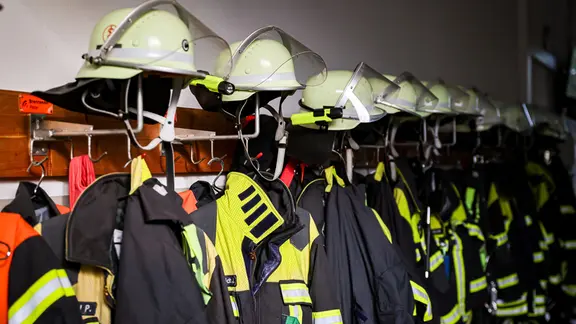 Eine Garderobe mit Schutzausrüstungen einer Freiwilligen Feuerwehr.