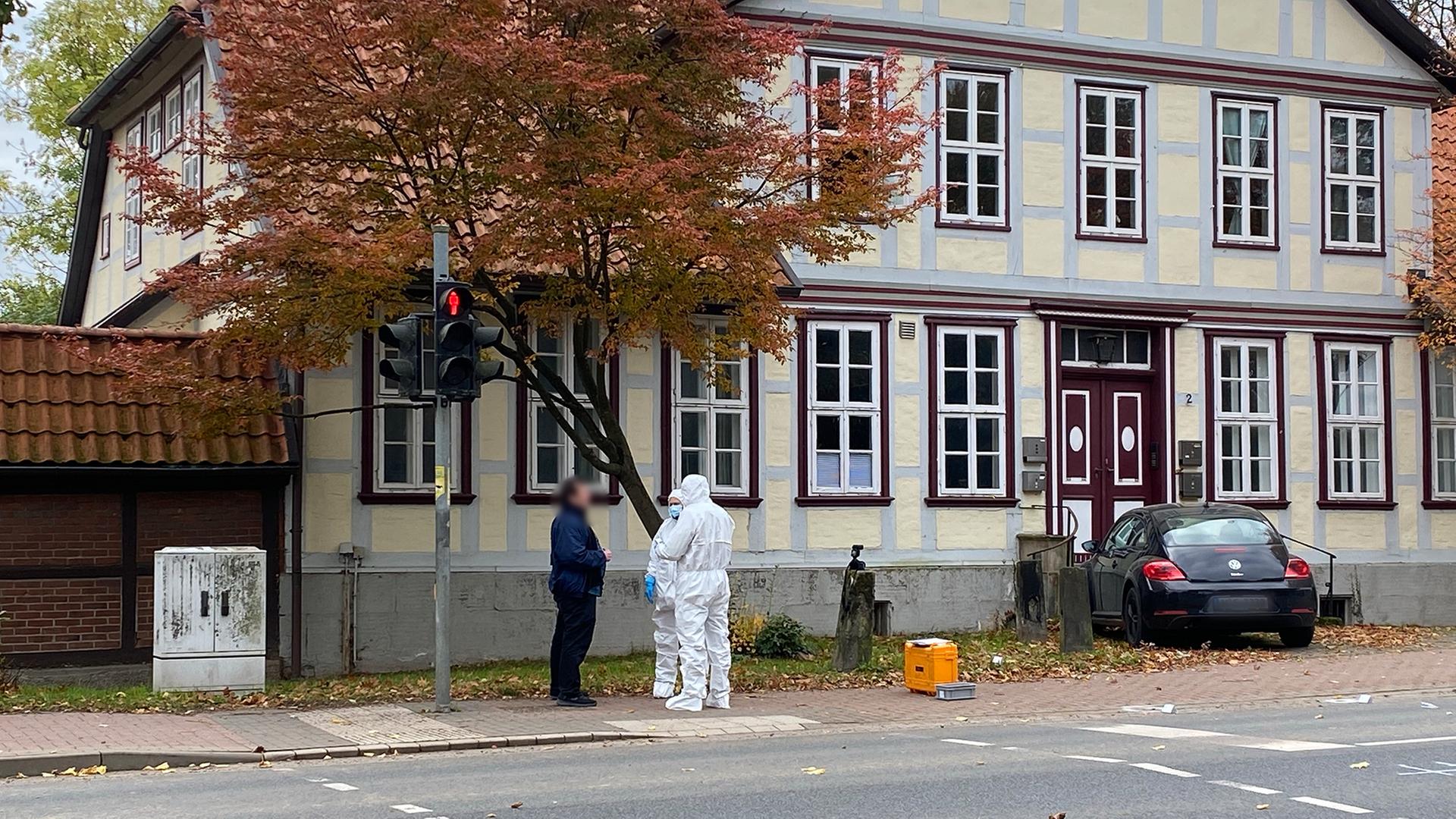 Beamte der Polizei an einer Einsatzstelle in Neustadt am Rübenberge. | NDR, Max Altstadt