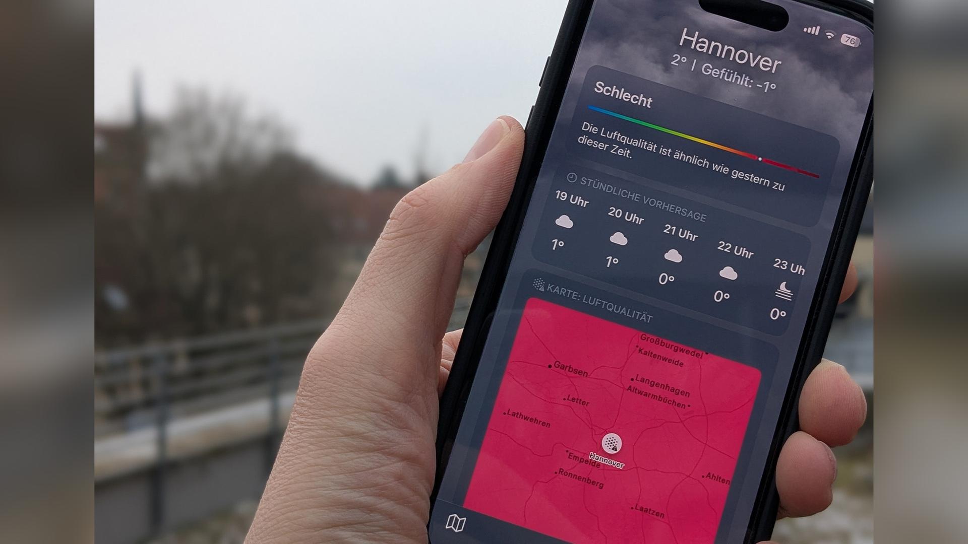 Die linke Hand von Alex hält ein Smartphone mit einer Wetterapp in der eine schlechte Luftqualität ausgewiesen wird. | NDR, Alex Kröger