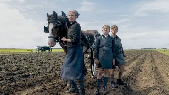 Eine Filmszene aus Fatih Akins Film "Amrum" mit Diane Krueger als Bäuerin mit Pferd und zwei Jungen