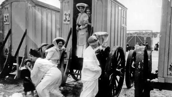 Damen am Badekarren am Strand von Norderney um 1910. | picture-alliance / akg-images, akg-images Damen am Badekarren am Strand von Norderney um 1910.