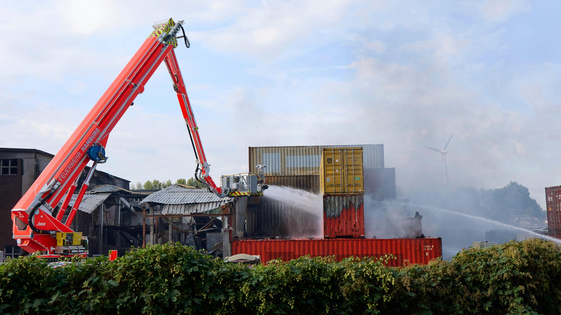 Nach Großbrand im Hamburger Hafen: Feuerwehr noch immer im Einsatz