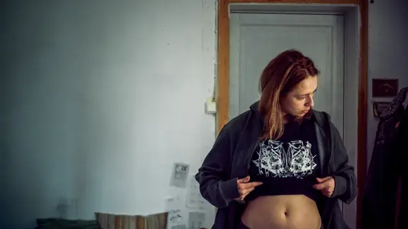 Rakel (Kristine Kujath Thorp) blickt auf ihren Bauch, nachdem sie erfährt, dass es für eine Abtreibung zu spät ist.