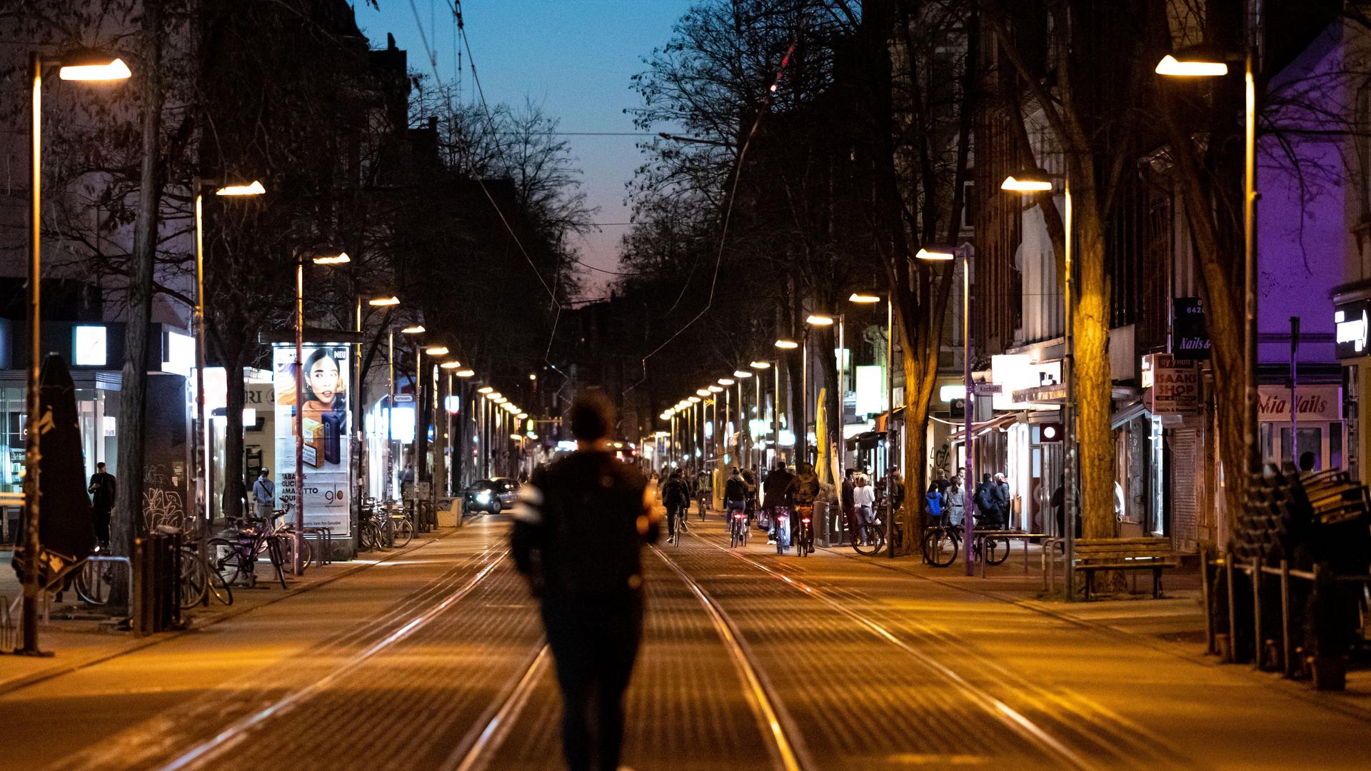 Passanten halten sich am Abend auf der Limmerstraße in Hannover auf. | picture alliance/dpa | Moritz Frankenberg