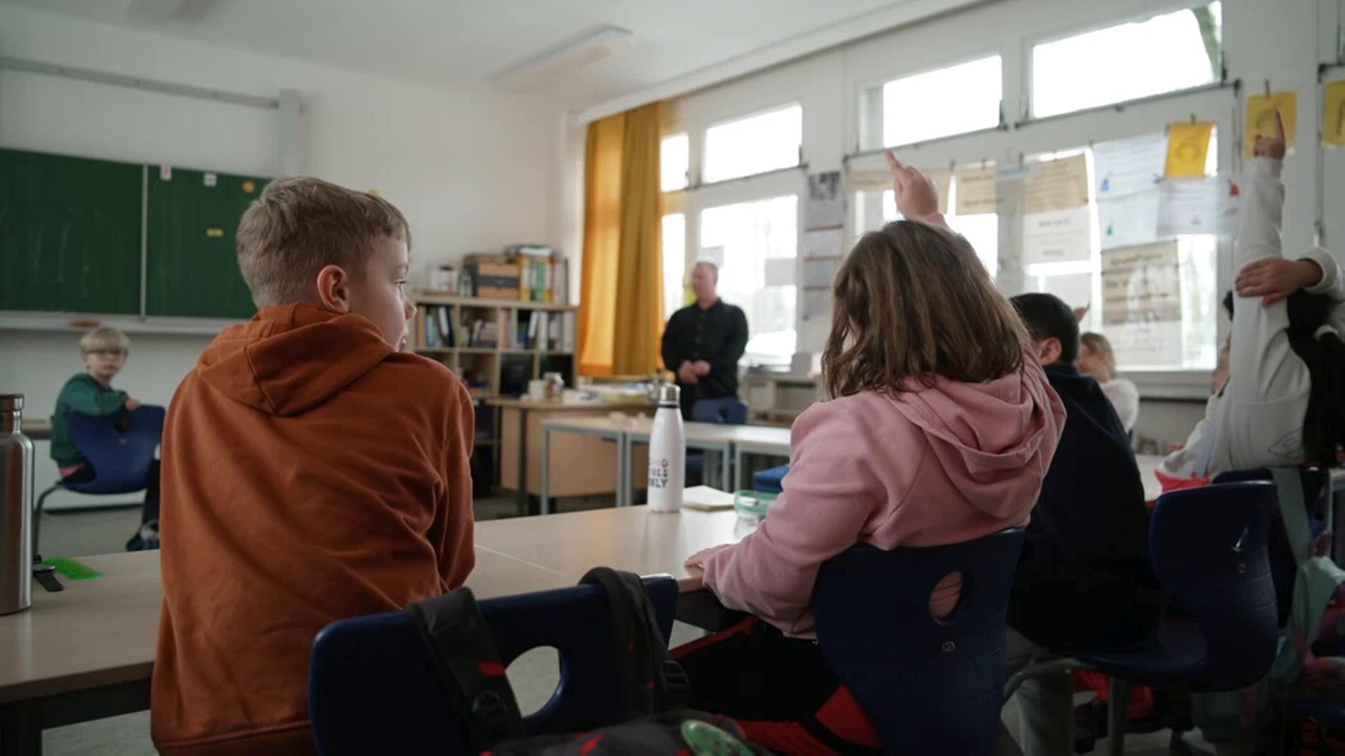 Kinder in der Schulklasse | NDR.de