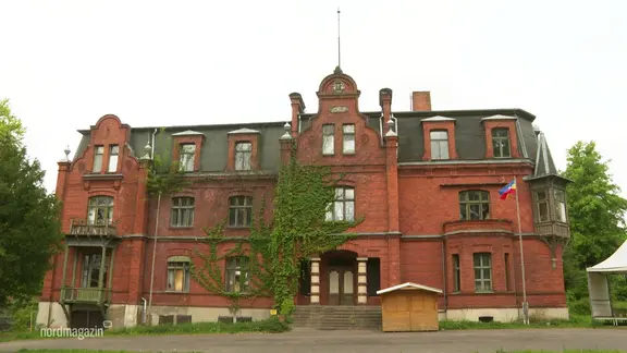 Das Schloss Raben Steinfeld von außen. | Screenshot Das Schloss Raben Steinfeld von außen.
