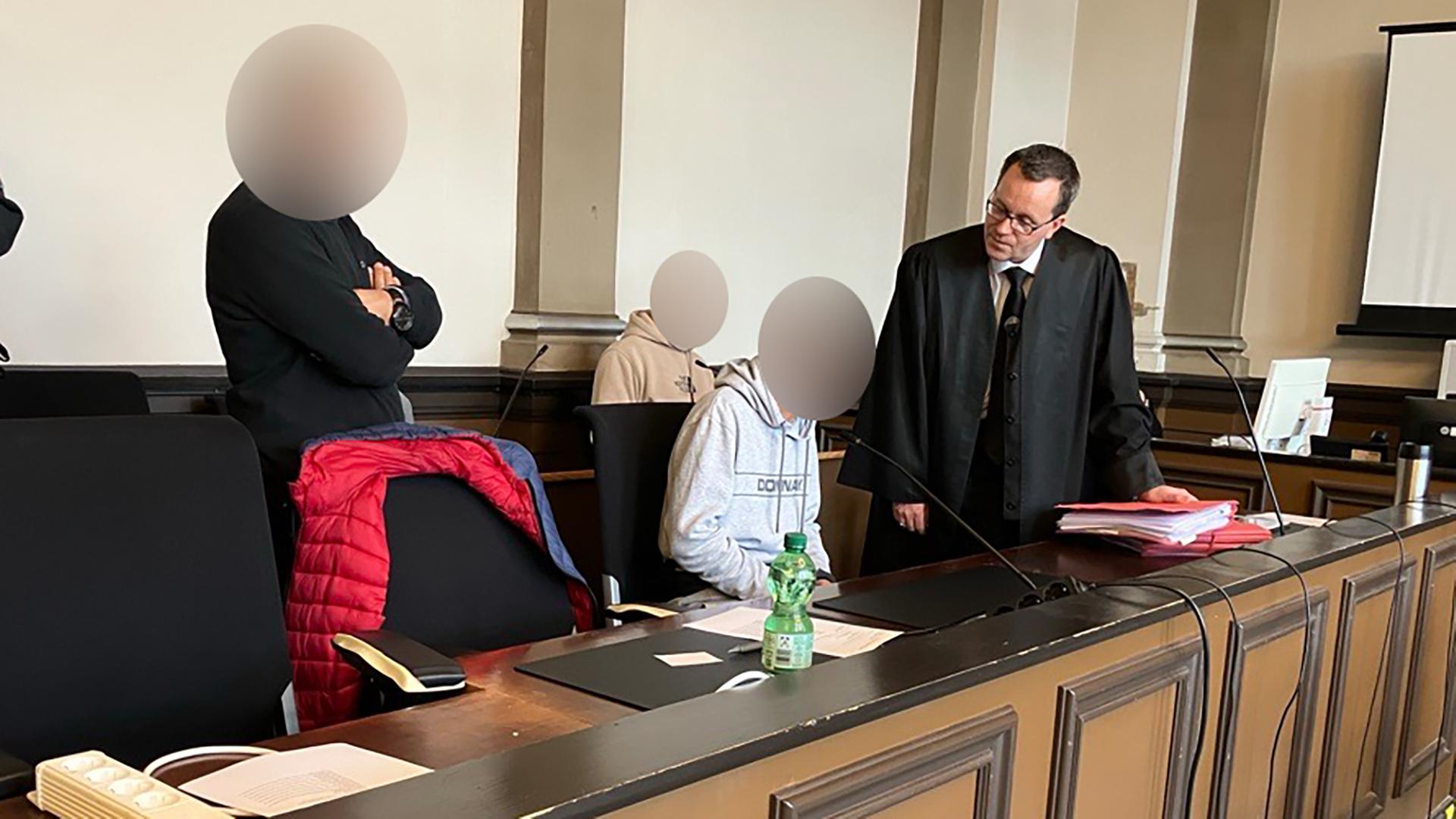 Ein Angeklagter sitzt am Landgericht Verden | NDR, Maren Momsen