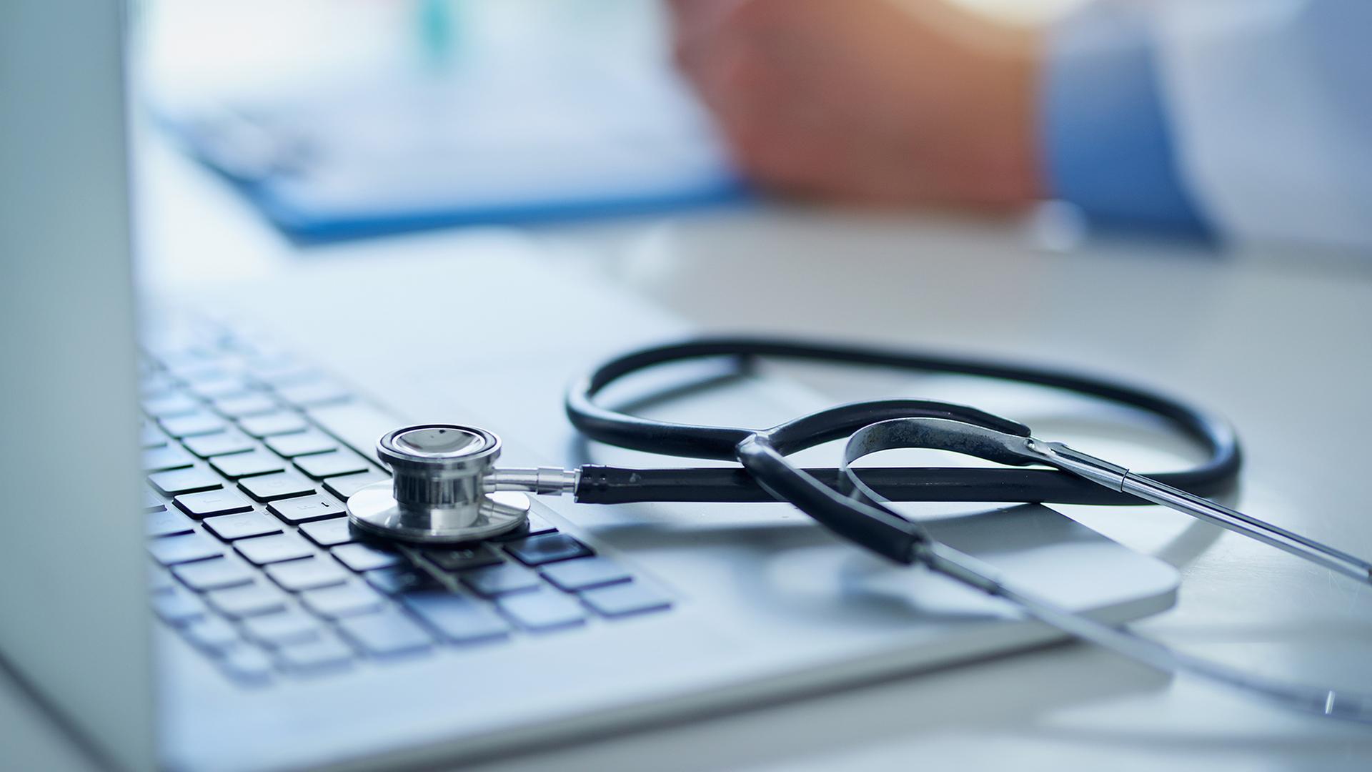 Ein Stethoskop liegt auf einem Laptop. | Colourbox, Peopleimages.com