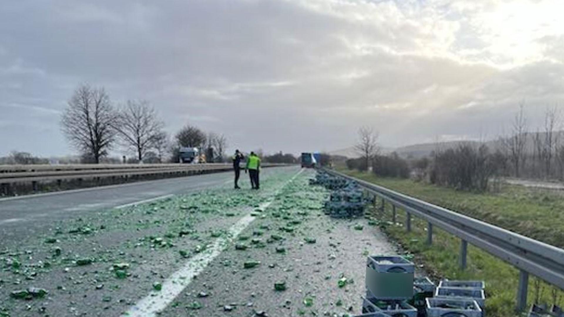 Auf der A39 bei Salzgitter liegen grüne Scherben zahlreicher Bierkisten. | Polizei Hildesheim