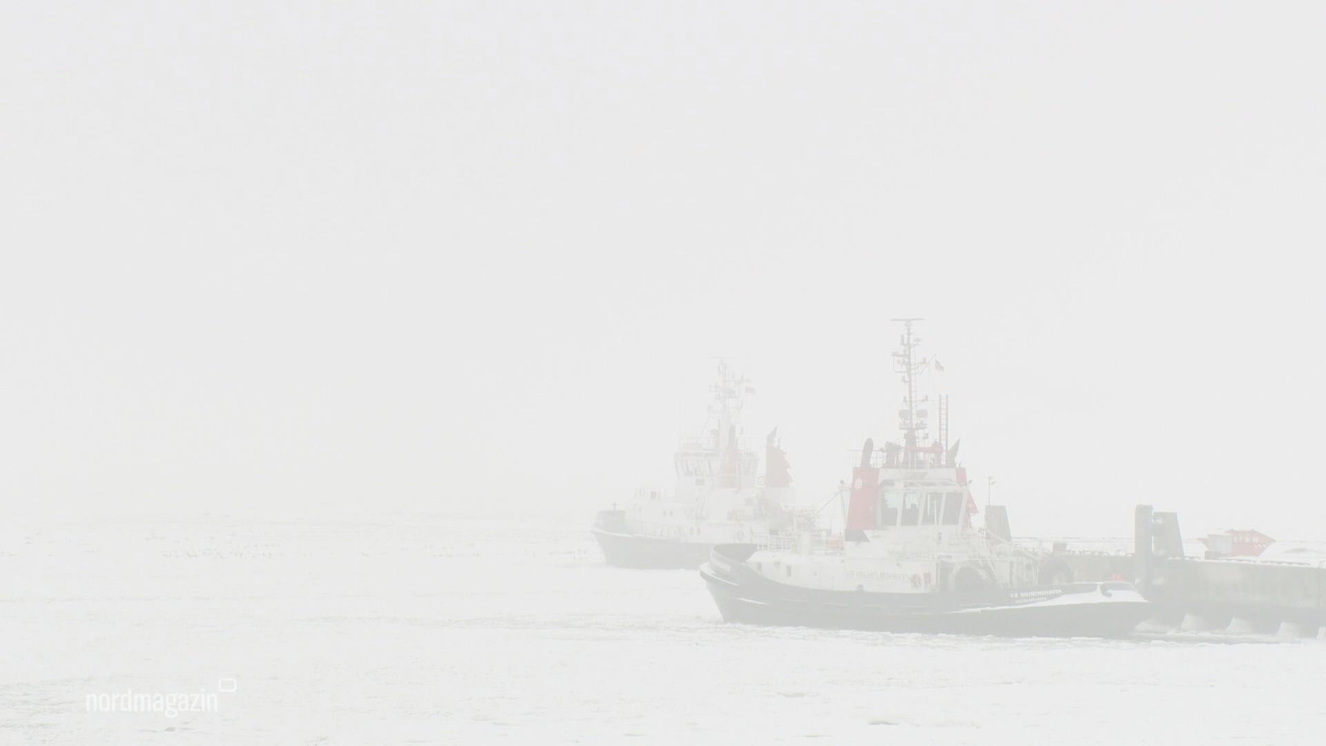 Ostsee vor Rügen: Eisbrecher macht Weg für LNG-Tanker frei