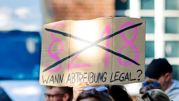 Ein Schild mit der Aufschrift Ein Schild mit der Aufschrift